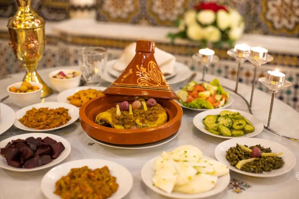 Table marocaine dressée avec tajines et thé à la menthe
